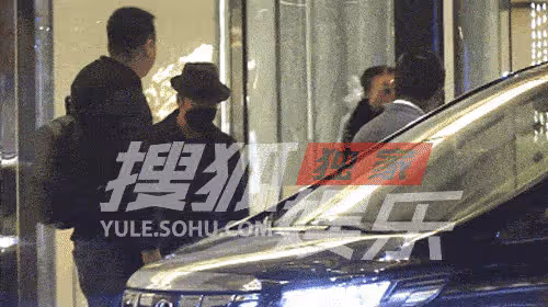 宋丹丹夫婦設宴請客，鄧婕拎2萬6包包赴約，張國立戴禮帽顯大佬范