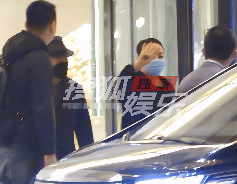 宋丹丹夫婦設宴請客,鄧婕拎2萬6包包赴約,張國立戴禮帽顯大佬范