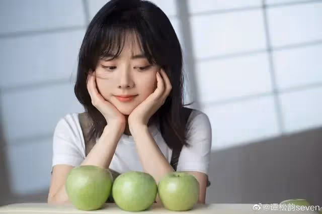 童顏女神譚松韻的10個秘密!斗圖王者愛吃辣子愛喝茶