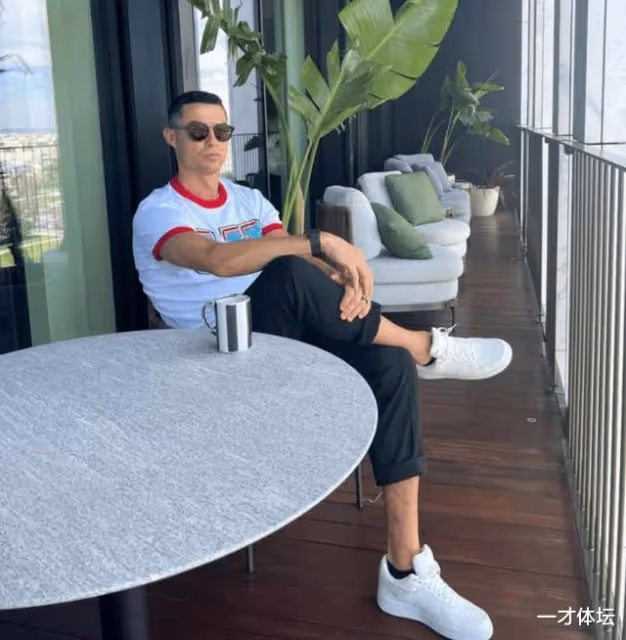 足壇名將C羅曬近照,姿態慵懶坐陽台,38歲越來越有男人味!