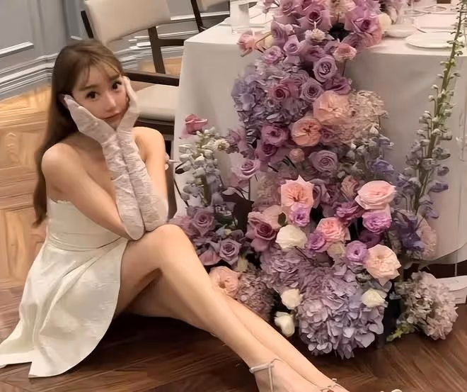 陳冠希前女友慶祝28歲生日,鮮花擺滿整個房間,閨蜜送其獎盃
