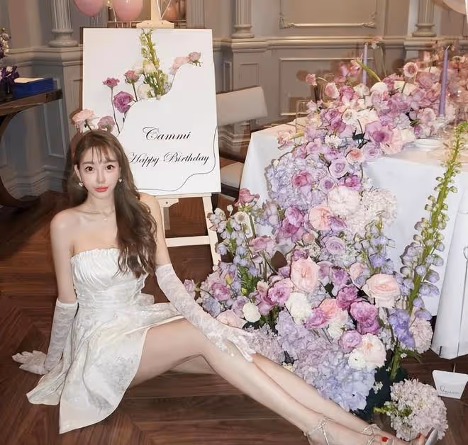 陳冠希前女友慶祝28歲生日,鮮花擺滿整個房間,閨蜜送其獎盃