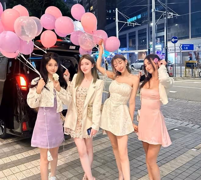 陳冠希前女友慶祝28歲生日,鮮花擺滿整個房間,閨蜜送其獎盃