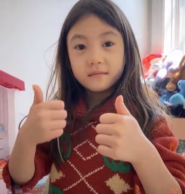 陳冠希前女友慶祝28歲生日,鮮花擺滿整個房間,閨蜜送其獎盃