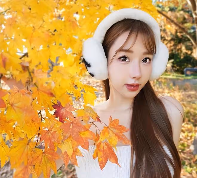 陳冠希前女友慶祝28歲生日,鮮花擺滿整個房間,閨蜜送其獎盃
