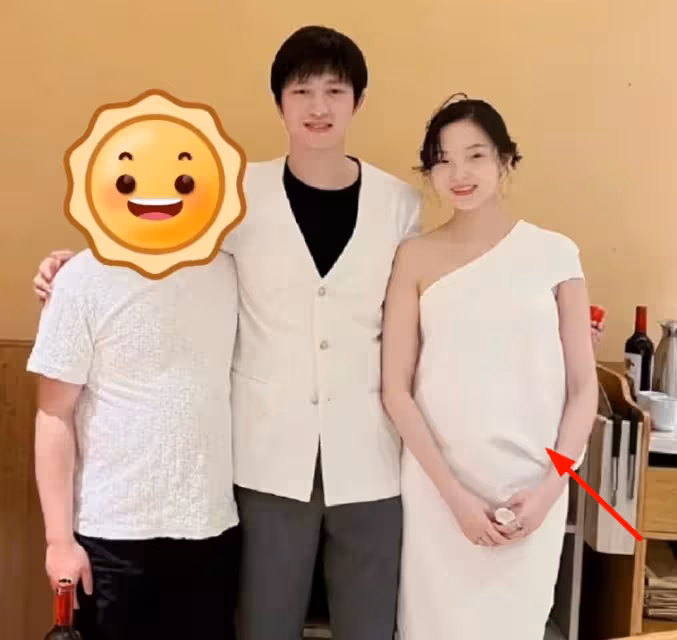雎曉雯被曝奉子成婚,嫁同行男模被扒喜宴寒酸,請客酒店人均49元