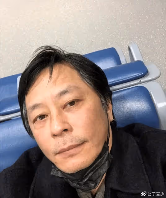 曝60歲王傑被富婆「包養」!巔峰時嗓子被人毒啞,如今蒼老無人識