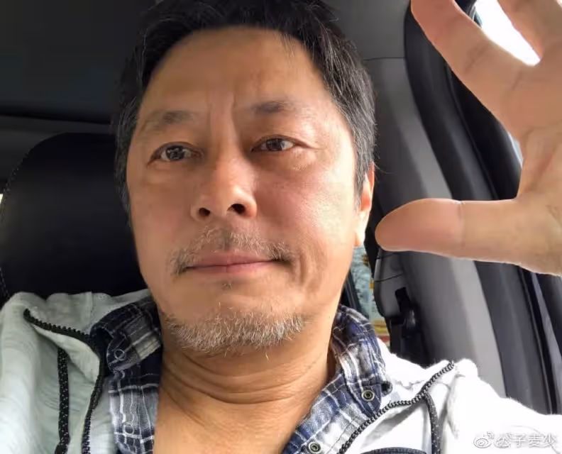 曝60歲王傑被富婆「包養」!巔峰時嗓子被人毒啞,如今蒼老無人識