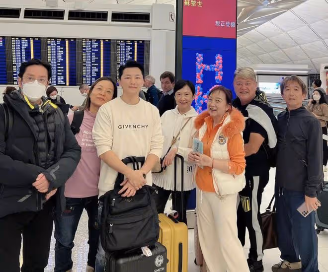 陳百祥淡出熒幕近況!72歲雪地穿短袖,邊泡溫泉邊喝酒生活太瀟灑