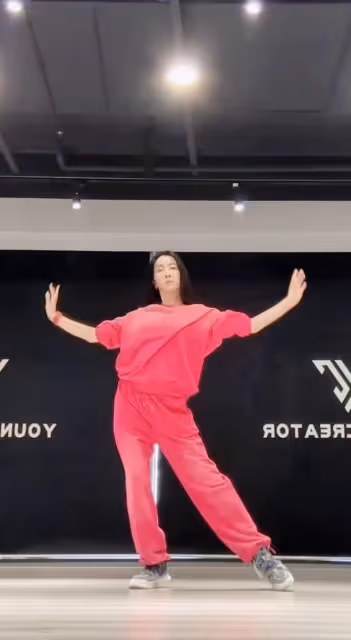 李思思罕曬倆兒子!身材變瘦白嫩似少女,倆娃高鼻樑瓜子臉神似媽