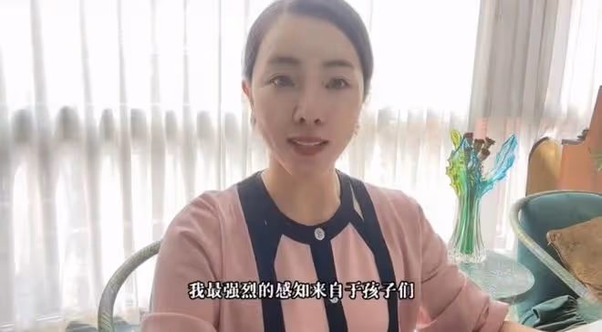 李思思罕曬倆兒子!身材變瘦白嫩似少女,倆娃高鼻樑瓜子臉神似媽