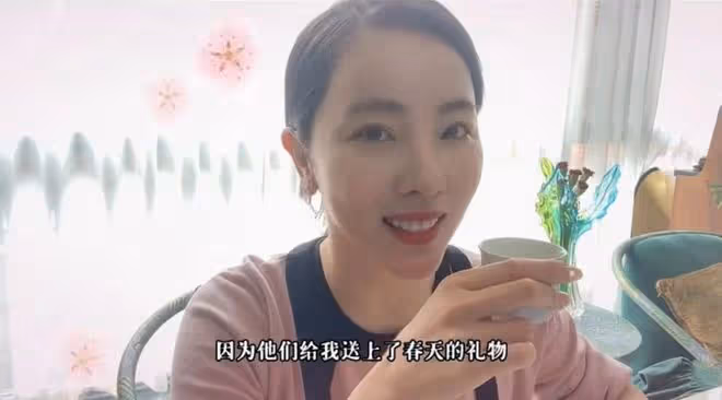 李思思罕曬倆兒子!身材變瘦白嫩似少女,倆娃高鼻樑瓜子臉神似媽