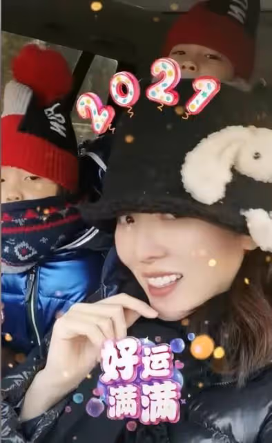 李思思罕曬倆兒子!身材變瘦白嫩似少女,倆娃高鼻樑瓜子臉神似媽