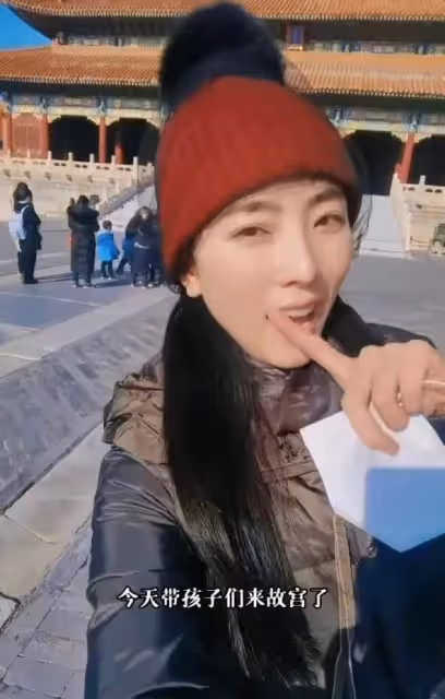 李思思罕曬倆兒子!身材變瘦白嫩似少女,倆娃高鼻樑瓜子臉神似媽