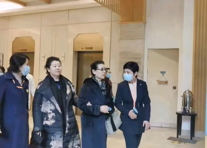 69歲關牧村攜丈夫住頂級養老院!最高需500萬,專人照顧生活愜意
