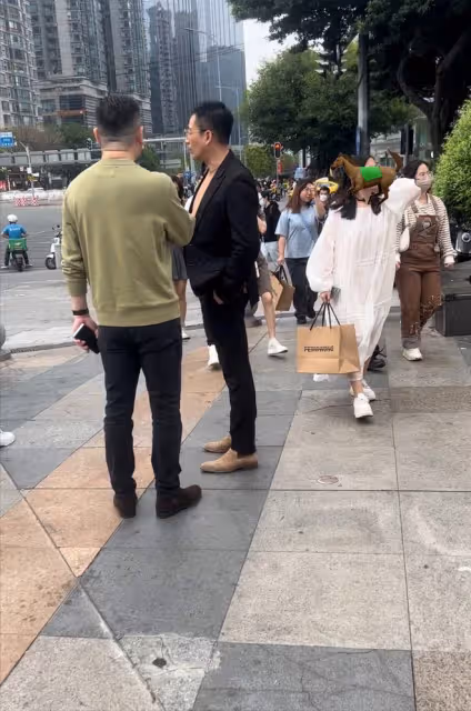網友偶遇汪小菲，疑穿真空西裝出街，陷流言非議與大s暗中較勁