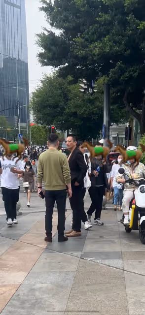 網友偶遇汪小菲，疑穿真空西裝出街，陷流言非議與大s暗中較勁