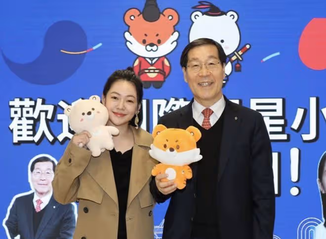 網友偶遇汪小菲,疑穿真空西裝出街,陷流言非議與大s暗中較勁