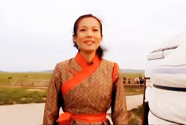 《新聞聯播》美女主播寶曉峰,45歲仍未婚單身,情系家鄉內蒙古