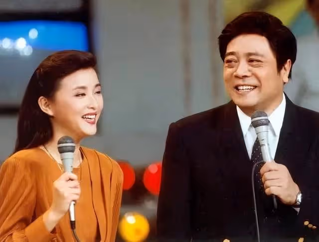 楊瀾為嫁200斤百億富豪，不惜與父親鬧翻，也要與初戀丈夫離婚？
