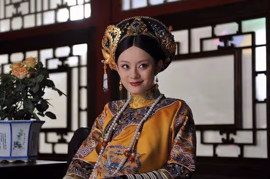 2014年,泰國王妃渾身赤裸躺在地上給狗喂食,遭到曝光後被迫出家