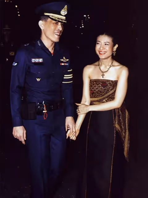 2014年,泰國王妃渾身赤裸躺在地上給狗喂食,遭到曝光後被迫出家
