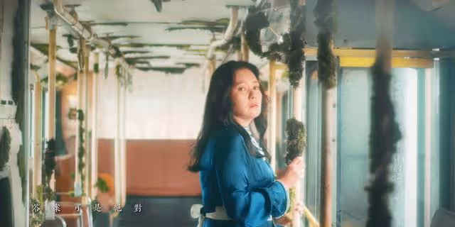 57歲李麗珍拍張國榮遺作MV嚎啕大哭,與作詞人虐戀30年結局唏噓