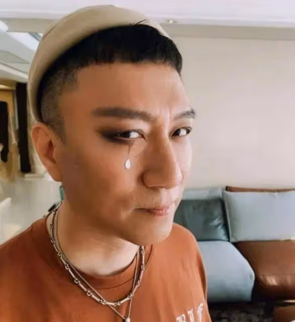 52歲孫紅雷激動發文,向大家炫耀了女兒說他太帥了,評論區炸鍋了