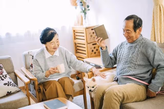 我退休金4500,住在兒子家,半夜聽到兒媳跟兒子對話,轉身回老家