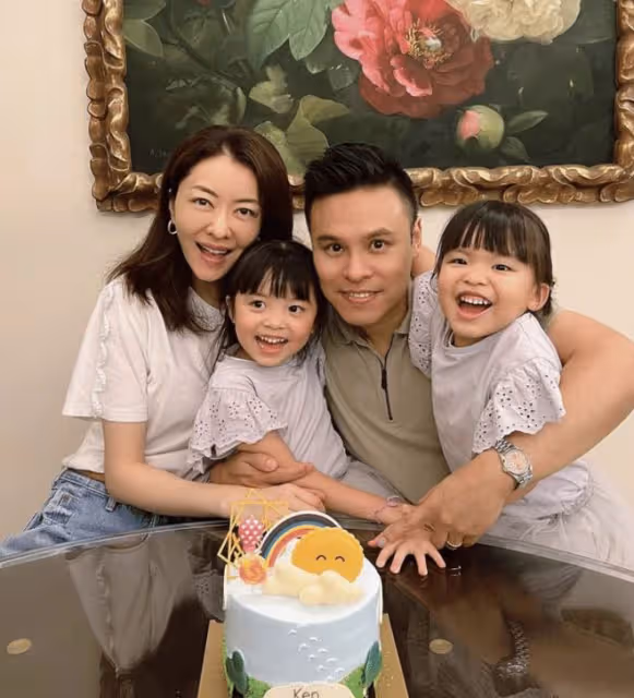 熊黛林一家四口游迪士尼,雙胞胎女兒遺傳媽媽大長腿,顏值差距大