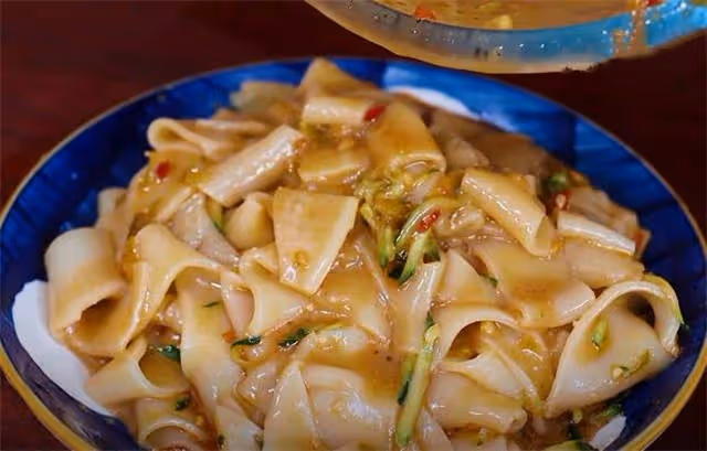 蒸涼皮拉皮容易斷裂？原來少加了這3樣食材，像皮筋一樣透亮勁道