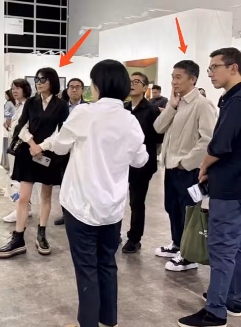 梁朝偉夫婦看展被偶遇,劉嘉玲穿百褶裙秀美腿,梁朝偉抿嘴好害羞