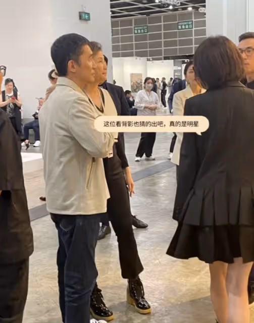 梁朝偉夫婦看展被偶遇,劉嘉玲穿百褶裙秀美腿,梁朝偉抿嘴好害羞