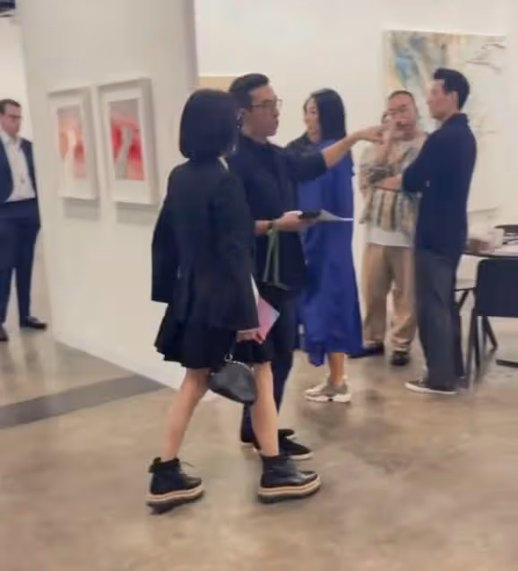 梁朝偉夫婦看展被偶遇,劉嘉玲穿百褶裙秀美腿,梁朝偉抿嘴好害羞