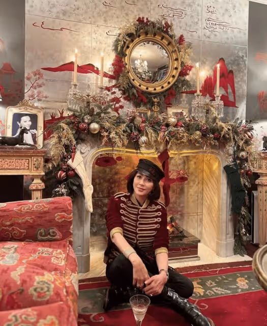 梁朝偉夫婦看展被偶遇，劉嘉玲穿百褶裙秀美腿，梁朝偉抿嘴好害羞