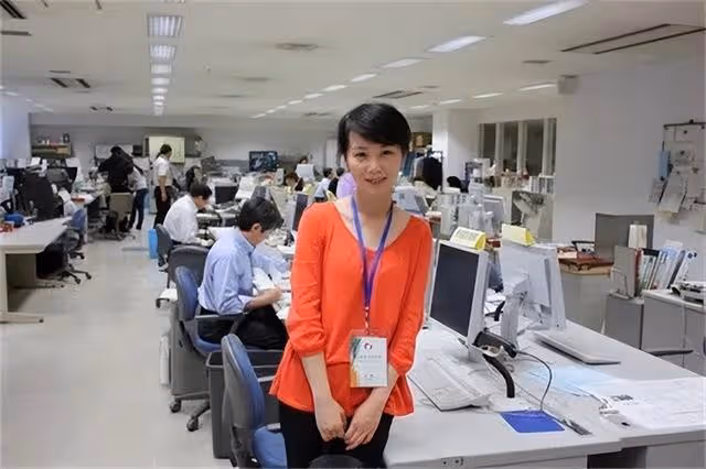 安徽衛視美女吳薇近況，她長相十分漂亮，早已結婚，老公是誰成謎
