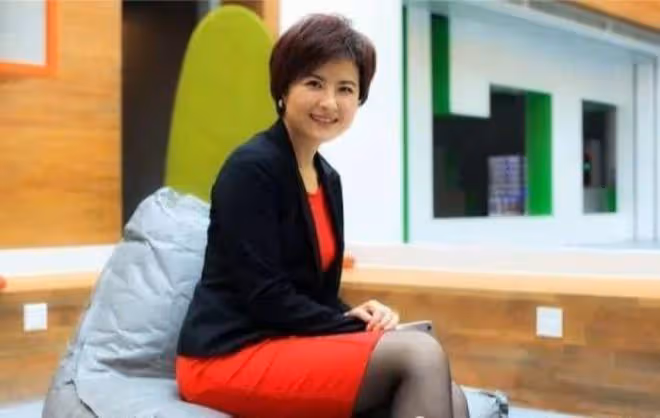 李鐵45歲的時候;娶了比自己小18歲的央視一姐張泉靈;那時的張泉靈只有27歲,追求她的人很多;很多人知道之後,都覺得不可思議。