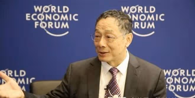 李鐵45歲的時候;娶了比自己小18歲的央視一姐張泉靈;那時的張泉靈只有27歲,追求她的人很多;很多人知道之後,都覺得不可思議。