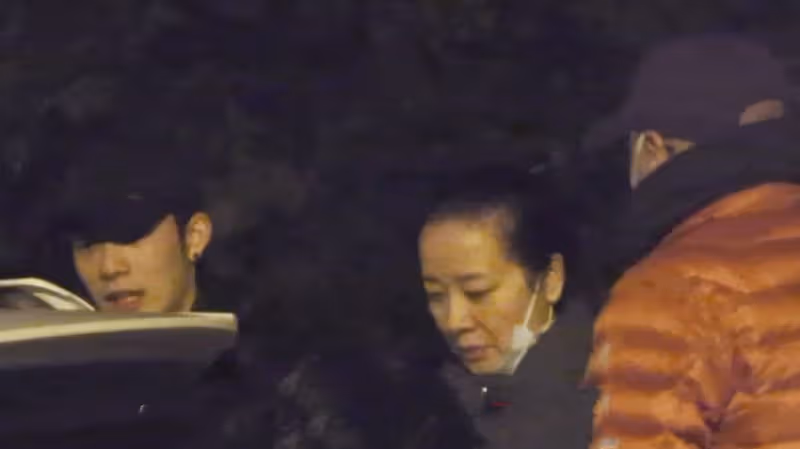 55歲陳小藝帶兒子聚餐，劉恆甫高大帥氣，導演老公坐輪椅跟隨