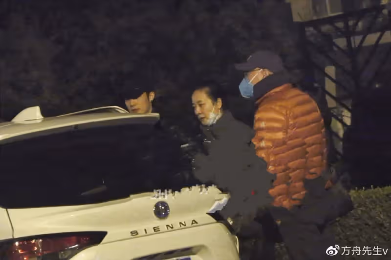 55歲陳小藝帶兒子聚餐,劉恆甫高大帥氣,導演老公坐輪椅跟隨