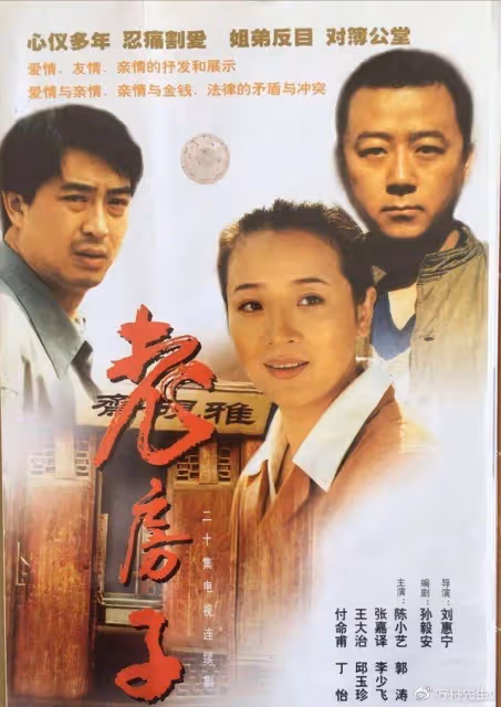 55歲陳小藝帶兒子聚餐,劉恆甫高大帥氣,導演老公坐輪椅跟隨