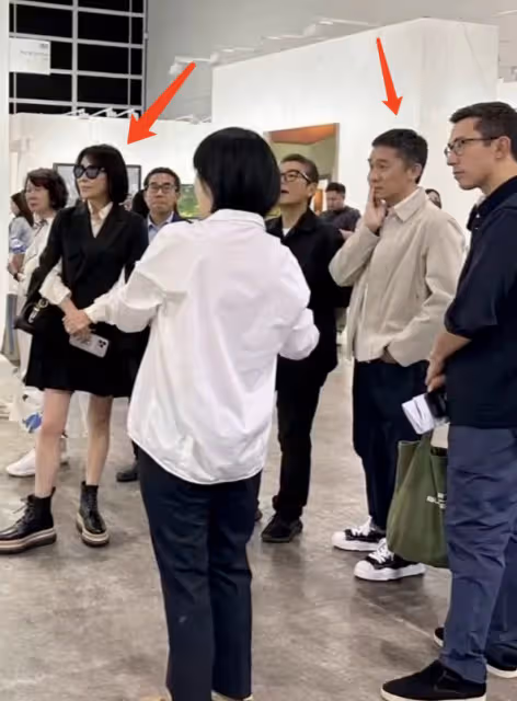 梁朝偉夫婦香港看展被偶遇，劉嘉玲穿百褶裙秀美腿，梁朝偉抿嘴好害羞