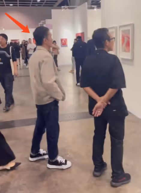 梁朝偉夫婦香港看展被偶遇，劉嘉玲穿百褶裙秀美腿，梁朝偉抿嘴好害羞