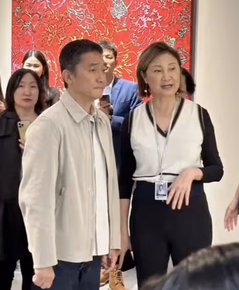 梁朝偉夫婦香港看展被偶遇,劉嘉玲穿百褶裙秀美腿,梁朝偉抿嘴好害羞