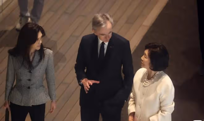 三星太后洪羅喜近況曝光,一頭黑髮精神好,與長女一起接待LV家族