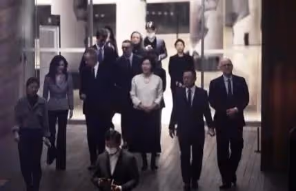 三星太后洪羅喜近況曝光,一頭黑髮精神好,與長女一起接待LV家族