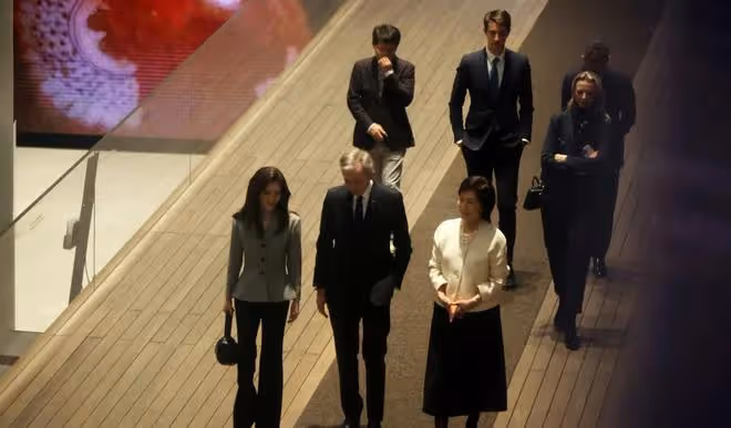 三星太后洪羅喜近況曝光,一頭黑髮精神好,與長女一起接待LV家族