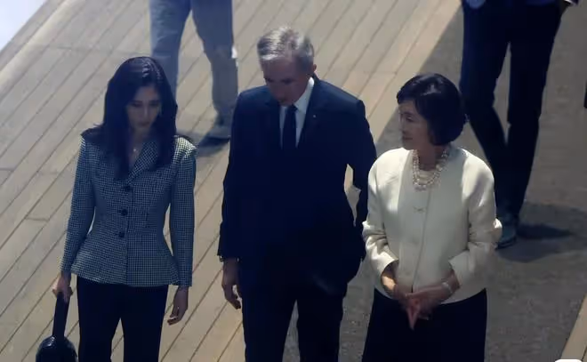 三星太后洪羅喜近況曝光,一頭黑髮精神好,與長女一起接待LV家族