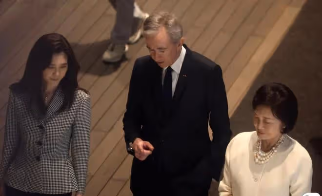 三星太后洪羅喜近況曝光,一頭黑髮精神好,與長女一起接待LV家族