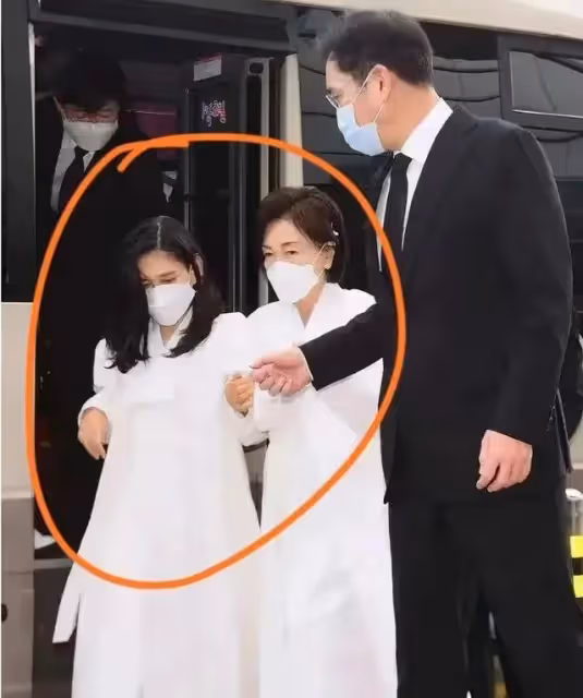 三星太后洪羅喜近況曝光,一頭黑髮精神好,與長女一起接待LV家族